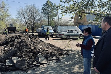 По просьбам жителей Оренбурга на улице Красногвардейской идет ремонт дороги